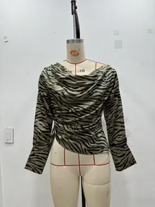 Detail der Satinbluse mit Zebramuster, asymmetrischem Wasserfall-Ausschnitt und Taillenraffung