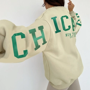 Vue détaillée du dos du sweat oversize beige avec impression Chicago en lettres vertes