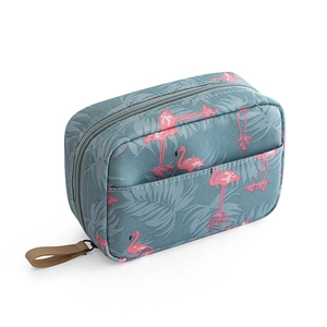 Trousse de maquillage bleu-gris avec motifs flamants roses et poignée en cuir brun