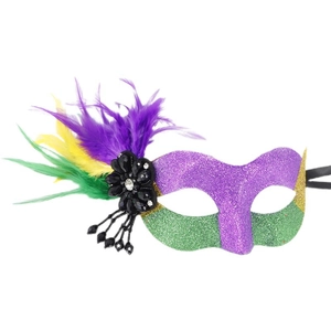 Détail macro du masque de Mardi Gras avec paillettes violettes vertes or et plumes vives