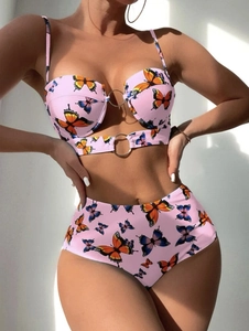 Détail du haut de bikini rose avec imprimé papillon et anneau en métal argenté
