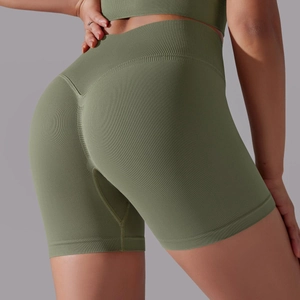 Détail du short de sport sans couture vert olive avec taille haute et texture galbante