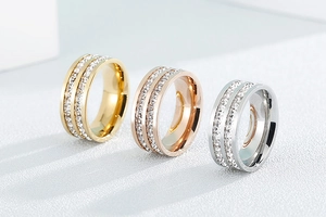 Nahaufnahme von doppelreihigen Zirkonia-Ringen in Gold, Roségold und Silber-Finish