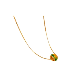 Collana placcata oro 18 carati con ciondolo rotondo traforato e gemma verde