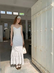Vue détaillée de la robe longue en dentelle blanche avec broderies florales et coupe sirène