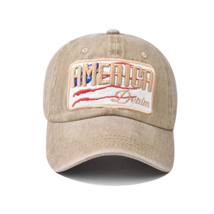 Détail de la broderie America vintage et du bord cousu de la casquette en coton lavé