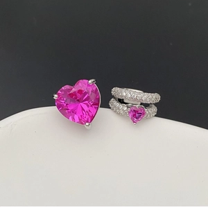 Vue détaillée des bagues en argent avec cristaux en forme de cœur rose et zircons
