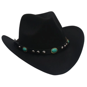 Détail du chapeau de cowboy en feutre noir avec perles turquoise et rivets métalliques
