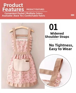 Gros plan sur la large bandoulière de ce tablier rose à fleurs et bordure à pois