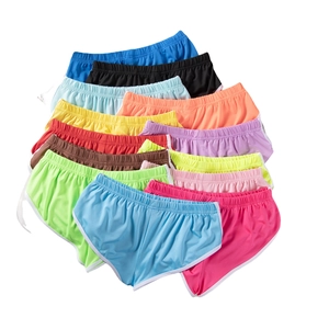 Flachliegende Anzeige von mehrfarbigen elastischen Sportshorts in verschiedenen lebendigen Farben