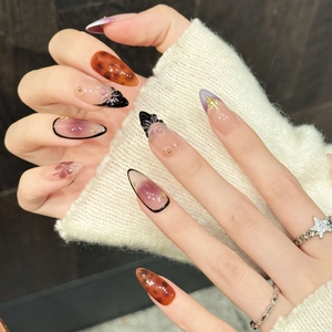 Handgemaakte kunstnagels met paars verloop, steraccenten en barnsteen textuur