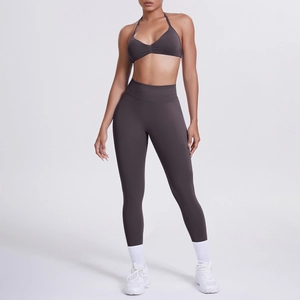 Dettaglio del set leggings a vita alta e reggiseno sportivo halter in caffè scuro