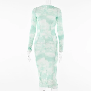 Eng anliegendes Langarm-Midikleid mit hellgrünem Batikmuster und dekorativen Nähten