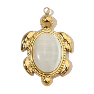 Vue détaillée du pendentif tortue doré orné d'une pierre œil-de-chat blanche