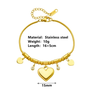 Détail du pendentif cœur en or 18K avec poinçon S.STEEL sur chaîne réglable