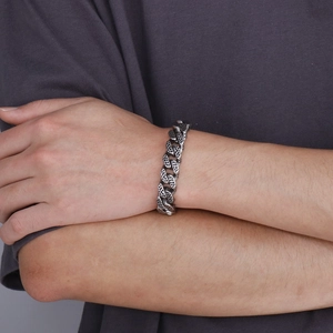 Makroaufnahme von klobigem Titanstahl-Herrenarmband mit antiken strukturierten Gliedern