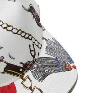 Makroaufnahme der Satin-Baseballkappe mit Vintage-Kettenmuster und Herz-Print-Textur