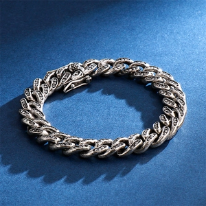 Dettaglio del bracciale a catena cubana vintage in argento con zirconi bianchi e neri