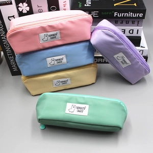 Detailansicht der pastellfarbenen Nylon-Federmäppchen mit Alpaka-Stickerei-Aufnäher
