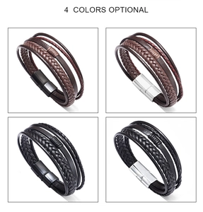 Détail de bracelets en cuir à quatre couches avec lanières tressées et fermoir magnétique