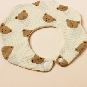 Detailweergave van een 6-laags katoenen gaas baby-slabbetje met leuke berenprint