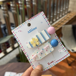 Gros plan de barrettes en acrylique coloré avec rayures, pois, fleurs et strass