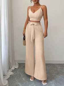 Dettaglio completo due pezzi beige con crop top scollo a V e pantaloni larghi con cintura