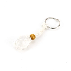 Détail macro du porte-clés macramé fait main avec cristal naturel et perle en bois