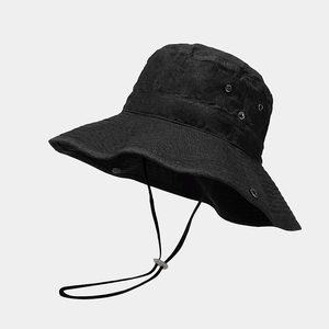 Dettaglio cappello sole nero a tesa larga, cordoncino regolabile e occhielli in metallo