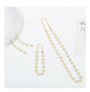 Daisy jewelry set with white floral necklace, matching bracelet and drop earrings