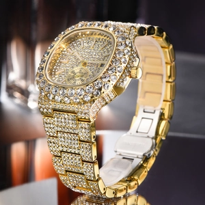 Dettaglio dell'orologio cronografo dorato con diamanti e chiusura in acciaio inossidabile