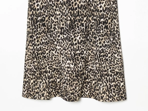 Detailopname van jurk met luipaardprint met hoogwaardige geplooide stof en fijne afwerking
