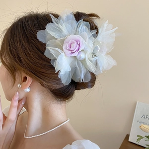 Détail d'une grande pince à cheveux rose lilas avec pétales en organza et perles