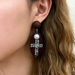 Boucles d'oreilles vintage en bois avec pendentif croix argentée et perle pour femme