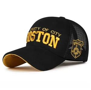 Dettaglio del ricamo 3D Boston su cappellino trucker in mesh nero e giallo con patch