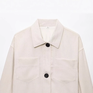 Veste chemise beige en lin mélangé avec boutons noirs et deux poches poitrine