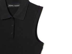 Details des Polo-Kragens mit Knöpfen und ärmelloser Rippstrick-Struktur am Kleid