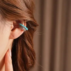 Orecchini a clip in metallo traforato e perline turchesi dallo stile vintage retrò