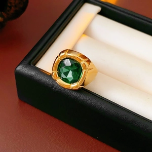 Dettaglio anello vintage con smeraldo quadrato verde e fascia dorata incisa