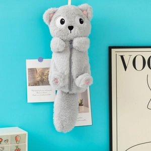 Détail de la trousse en peluche grise avec fourrure douce et broderie de pattes roses