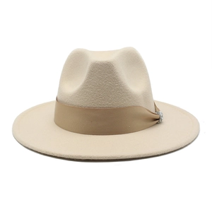 Eleganter Fedora-Hut aus Wollfilz in Beige mit Kamel-Satinband und glitzernder Schnalle