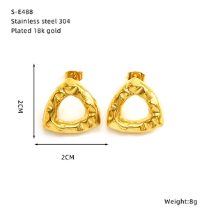 Détails des boucles d'oreilles triangulaires en acier doré 18 carats avec dimensions