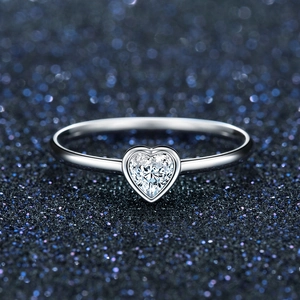 Minimalistischer S925 Sterlingsilber-Herzring mit funkelndem Diamant auf Sternenhimmel