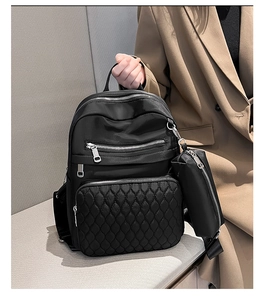 Gros plan du sac à dos matelassé en tissu oxford noir avec une petite pochette.