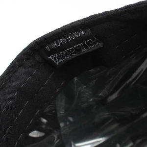 Dettaglio dell'etichetta con testo Made in China all'interno del cappellino da baseball