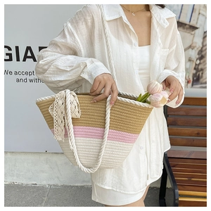Détail du sac cabas tissé tricolore avec ruban en dentelle et design d'été coloré