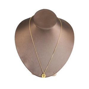 Halskette aus Gold-Edelstahl mit Widder-Symbol-Anhänger auf einem Display-Ständer