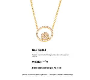 Gros plan du collier en acier doré avec pendentif double cercle et oxydes de zirconium