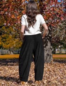 Achteraanzicht van de zwarte corduroy broek met hoge taille en wijde pijpen voor de herfst