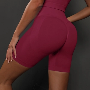 Gros plan du short de yoga sans couture rouge vin avec effet galbant et taille haute gainante